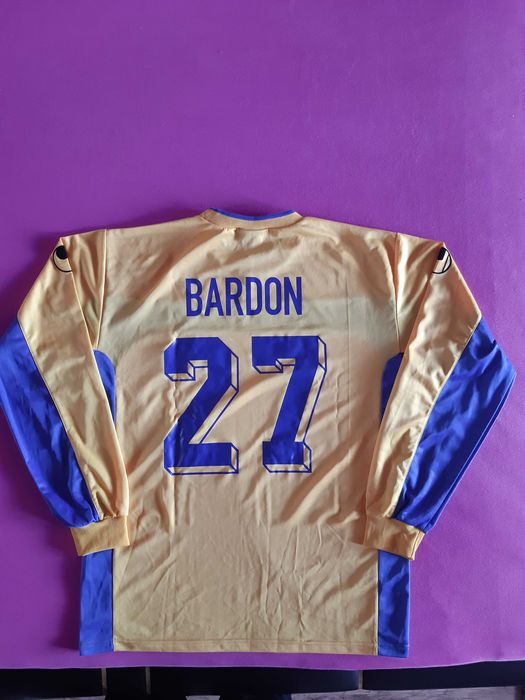 Екип жълт (фланелка и гащета) на Левски на Седрик Бардон