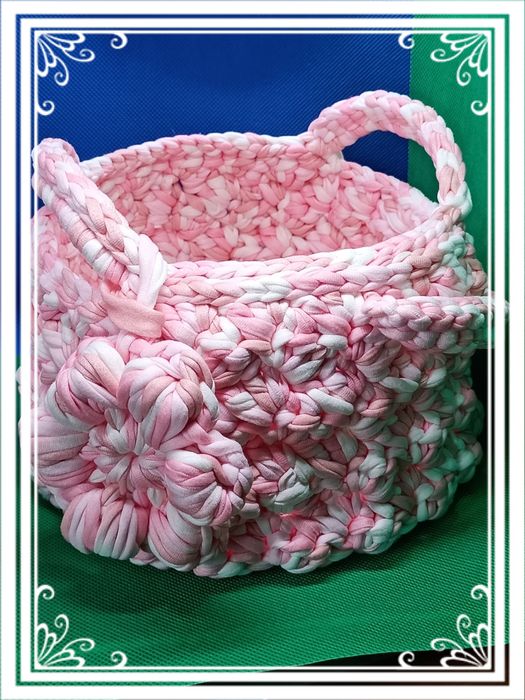 Плетен панер с дървено дъно