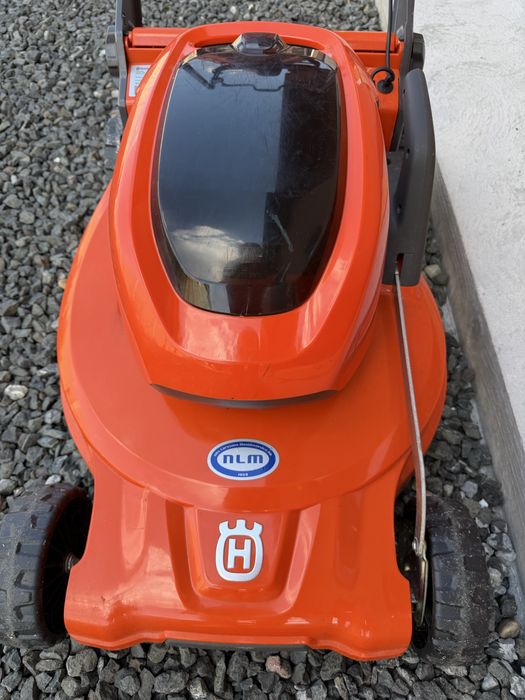 Husqvarna masina de tuns iarba pe acumulatori
