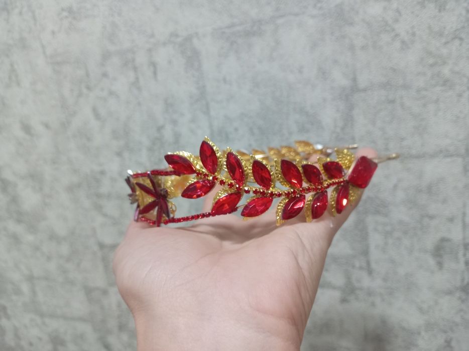 Qizil toshli yangi va hashamdor abadogimiz