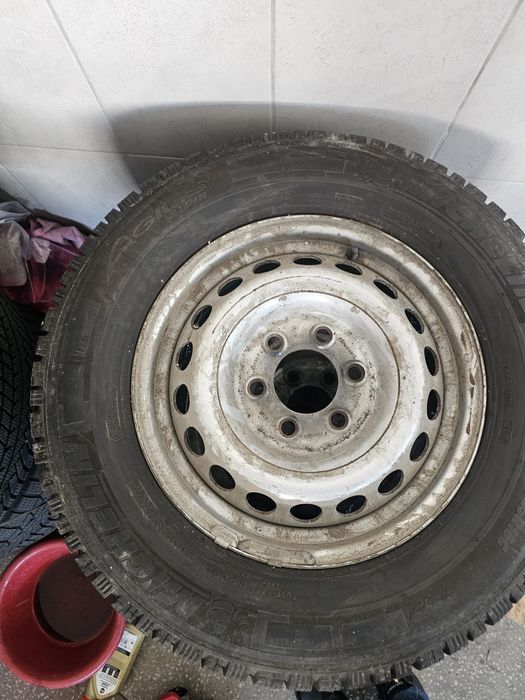 Vând Roti Iarna 235 65 16 C Mercedes Sprinter  Michelin Agilis M&S