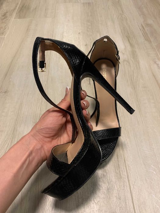 Черни дамски сандали на висок ток змийска кожа