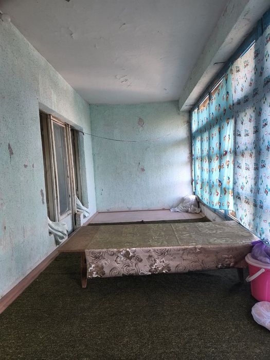 4 etajli domning 2 etajidagi uy sotiladi 4 xonali  6 metr balkoni bor