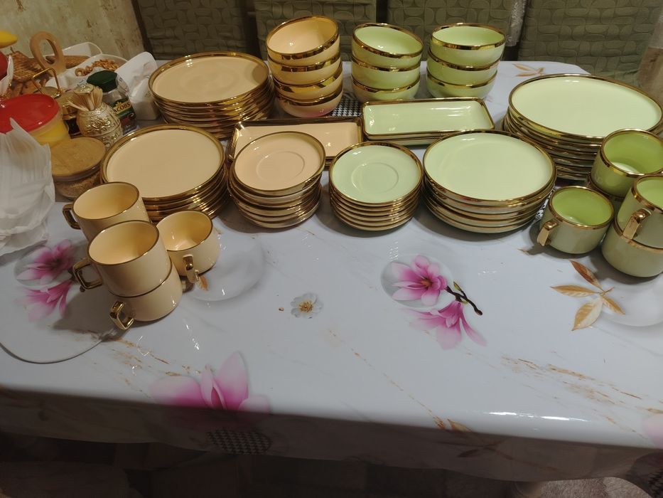 Посуда стаканы, тарелки