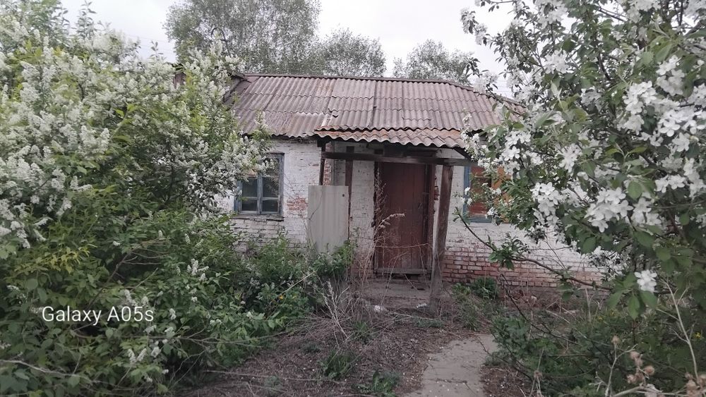 Продам дом требует ремонта.
