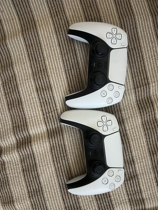 Два контролера за PS5