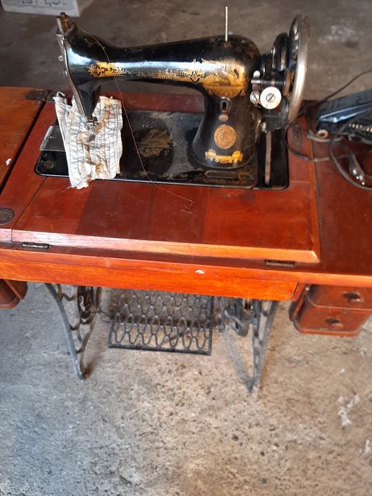 Masina de cusut Singer