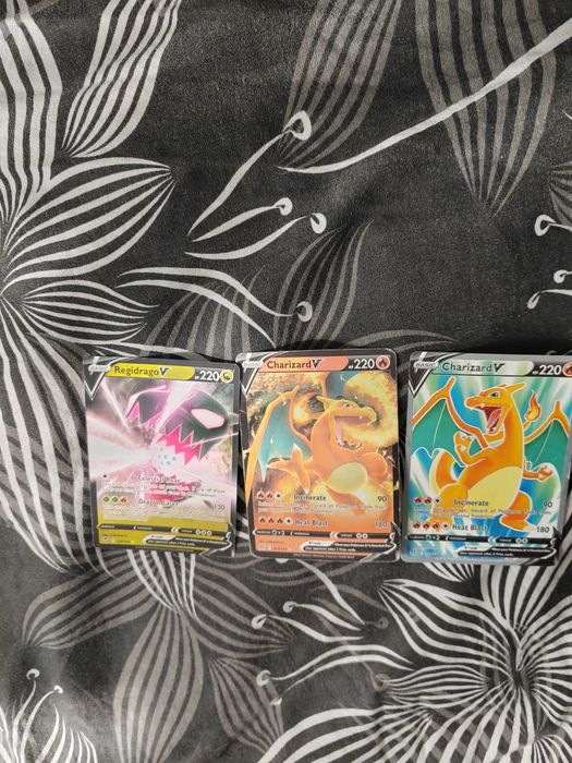 Vând cărți pokemon rare