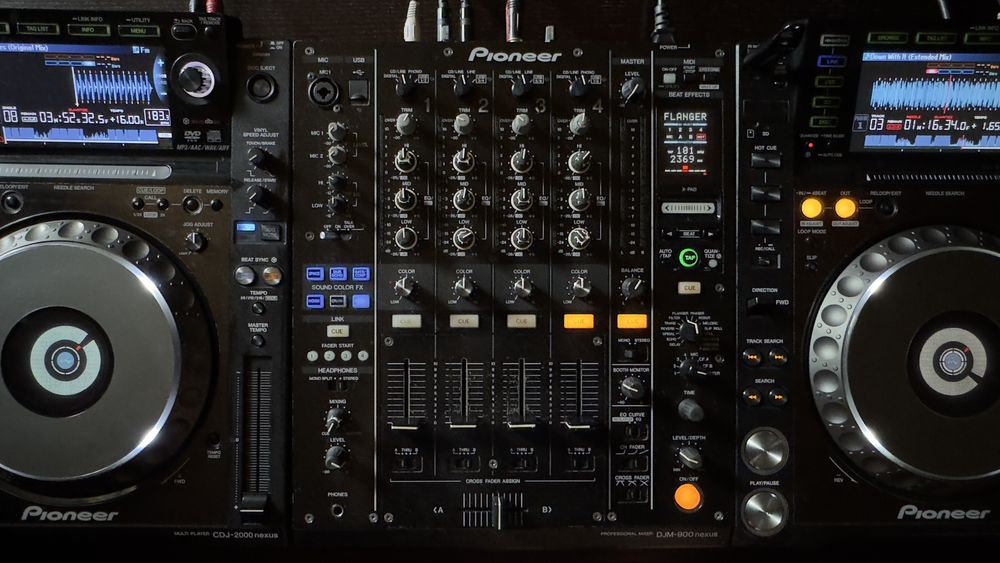 2 x Pioneer CDJ-2000 Nexus + Pioneer DJM-900 Nexus