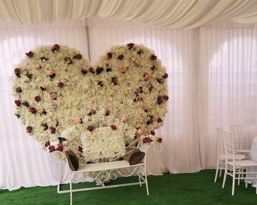 Închiriez  mese,vesela, aranjamente,scaune,etc  pt evenimente