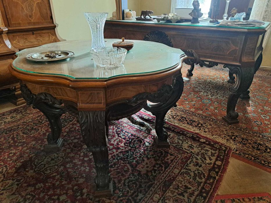 Vand mobilier din secolul 20.
