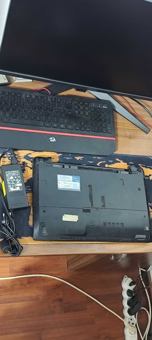 Vand laptop i3 perfect functional cu 9 jocuri instalate