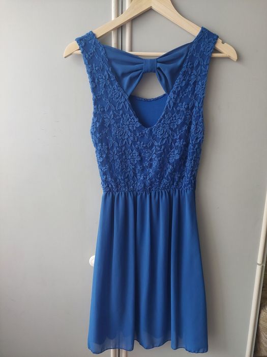 Къса синя рокля с гол гръб