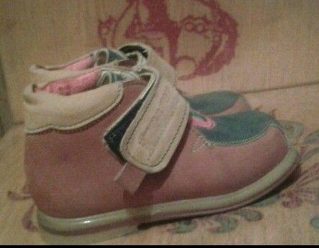 Продаются ботинки детские.