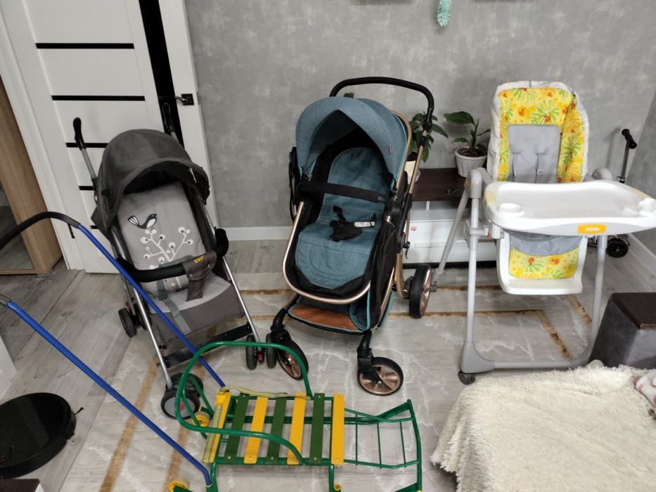 Продам 2 коляски, детский стол, санки
