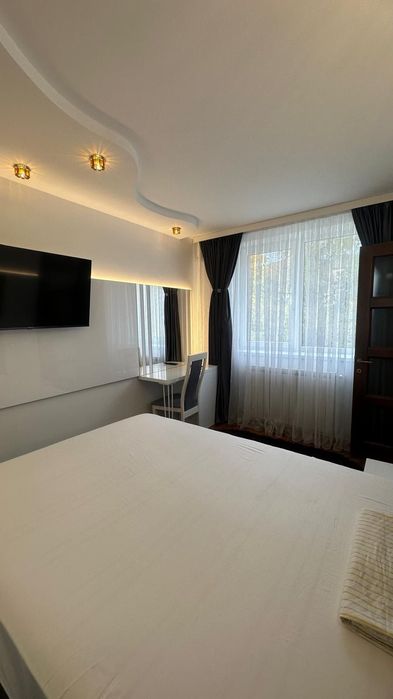 Închiriez apartament cu trei camere mobilat și utilat