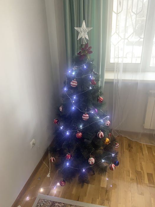 Елка новогодняя  зеленого цвета