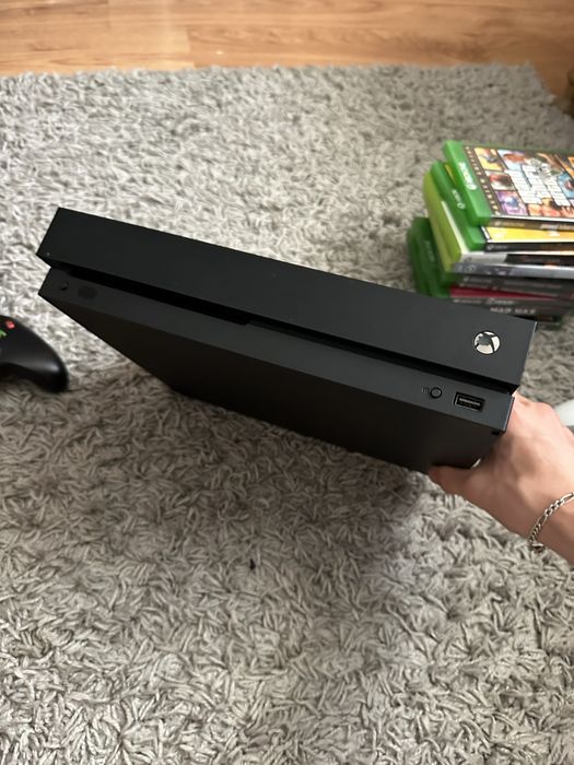 XBOX One X - 2 controllere - 11 jocuri