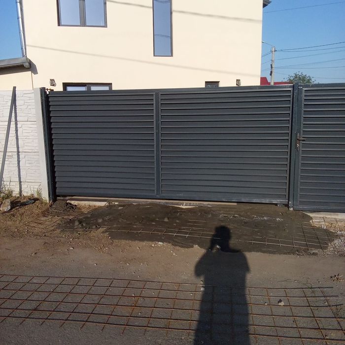 Construim porți din lamele la comanda clientului din șipcă metalică din plasă bordurată porți din tablă cutată porți orice model de poartă doriți dumn