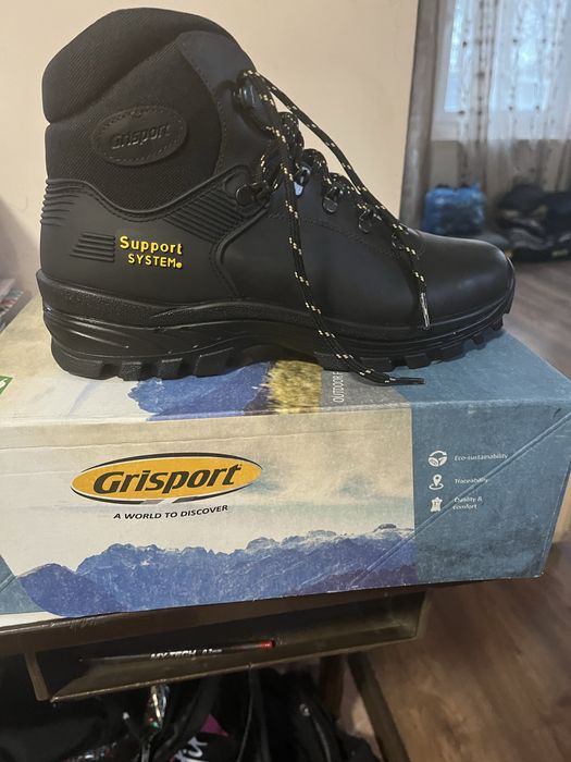 Vand bocanci pentru drumetii 43