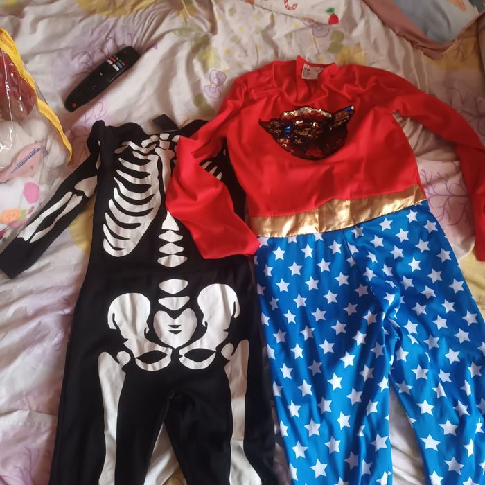 Vând costume halloween