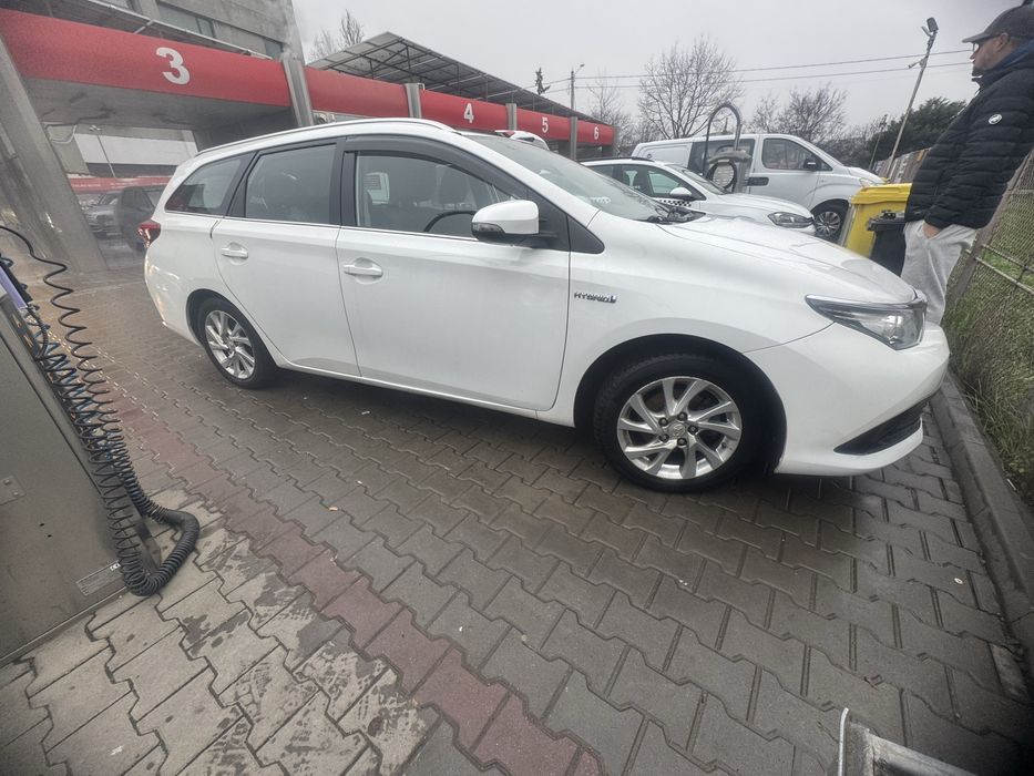 Vand Toyota Auris Touring Sport Hibryd 2015 Facelift