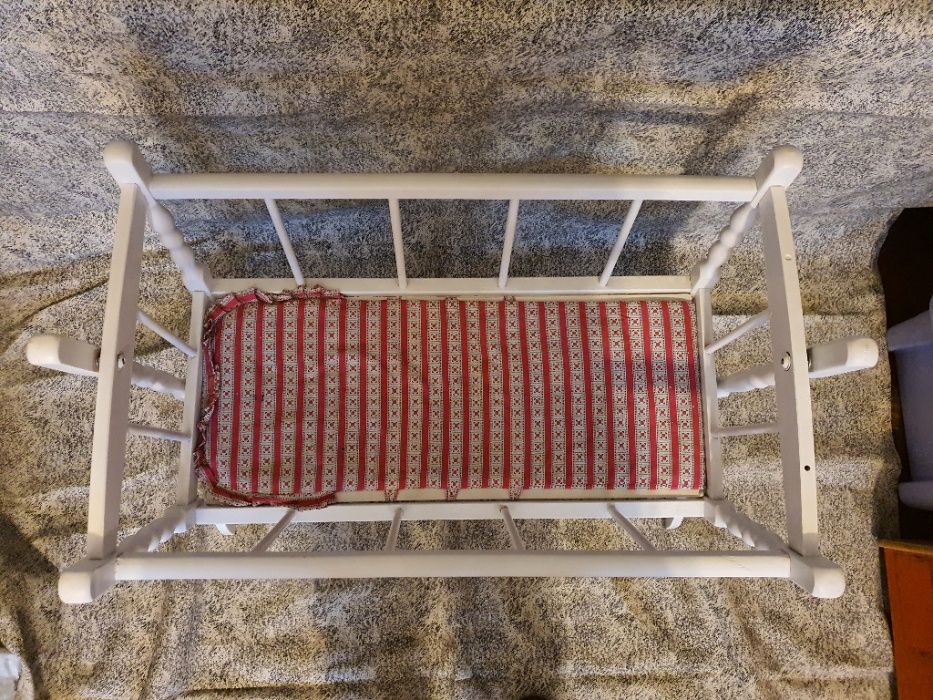 Pat balansoar din lemn pentru papusi