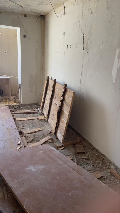 Ағаш полдан шыққан ТЕГІН