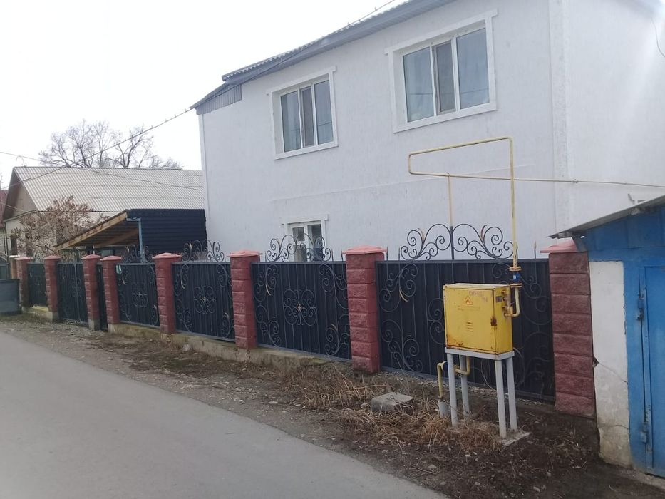 Продам двух этажный теплый дом