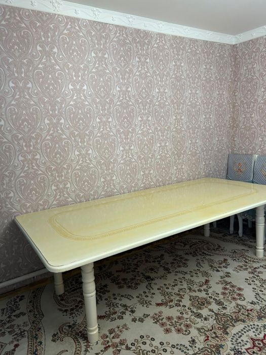 Большой стол со стульями