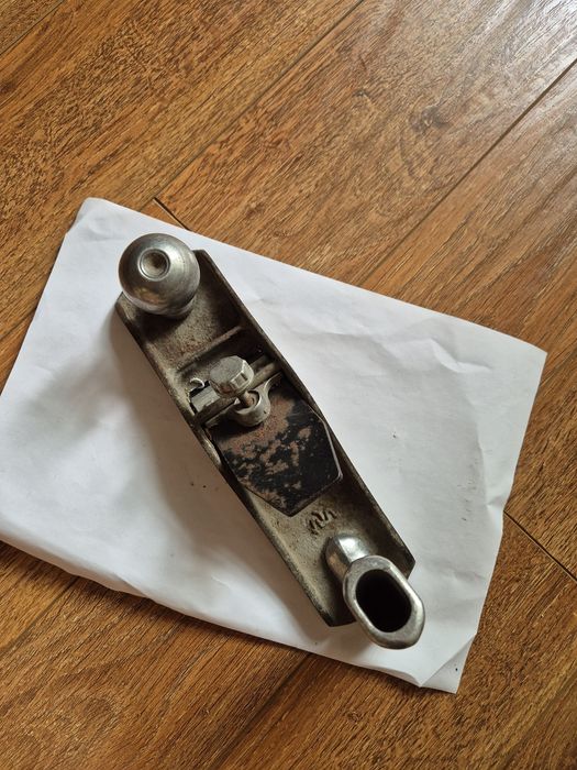 Продаются:  тиски, рубанок