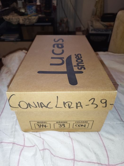 Vând pantofi purtați o data