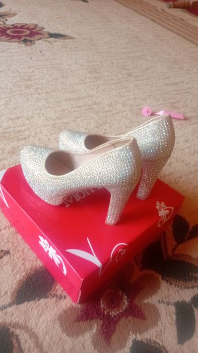 Вечерние туфли сотилади