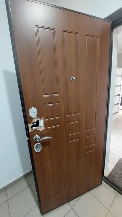 Продам срочно входную металлическую дверь!