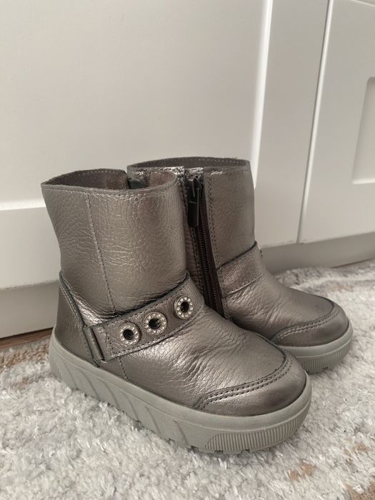 Продам абсолютно новые сапожки для девочки!