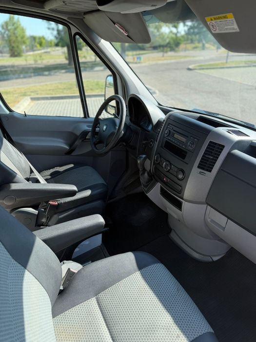 Mercedes sprinter de 5tone.se conduce cu C