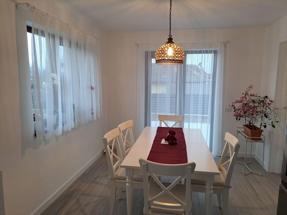 Casa cu 5 camere, in zona linistita langa padure