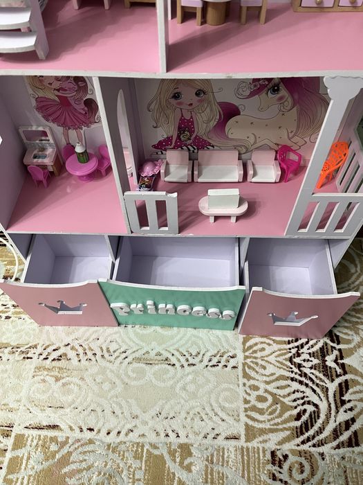 Продам кукольный домик.