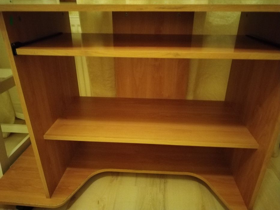 Birou cu spațiu pentru tastatură - 200 lei