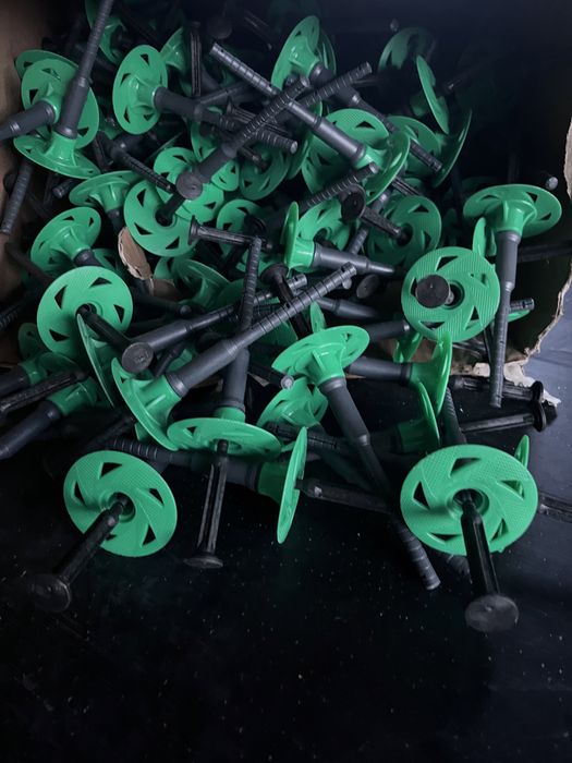 Dibluri de izolatie cu cui metalic