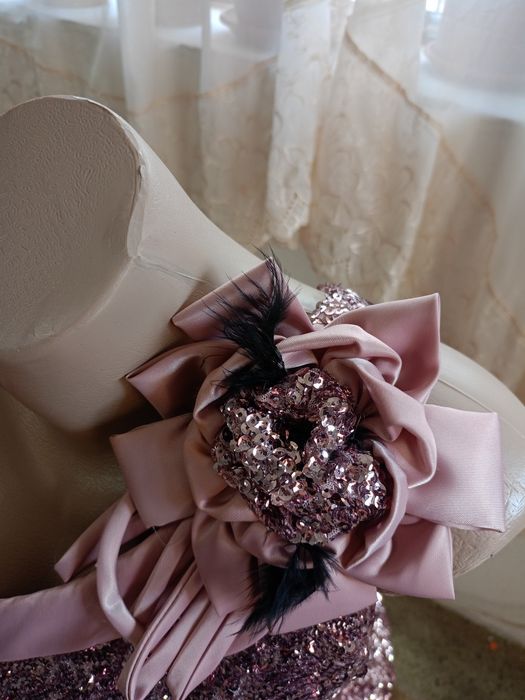 Рокля с пайети с едно рамо по тялото