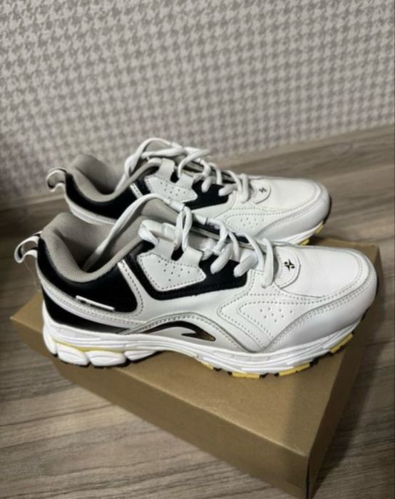 Кроссовки белые женские