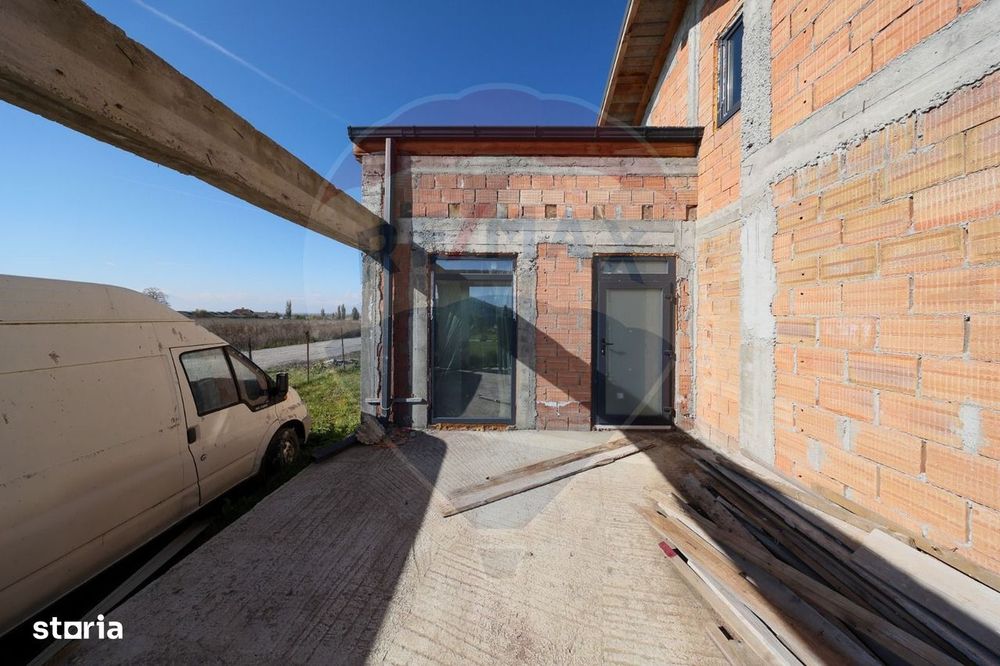 Duplex  la roșu cu 2 apartamente - 6 camere, terase generoase și curte