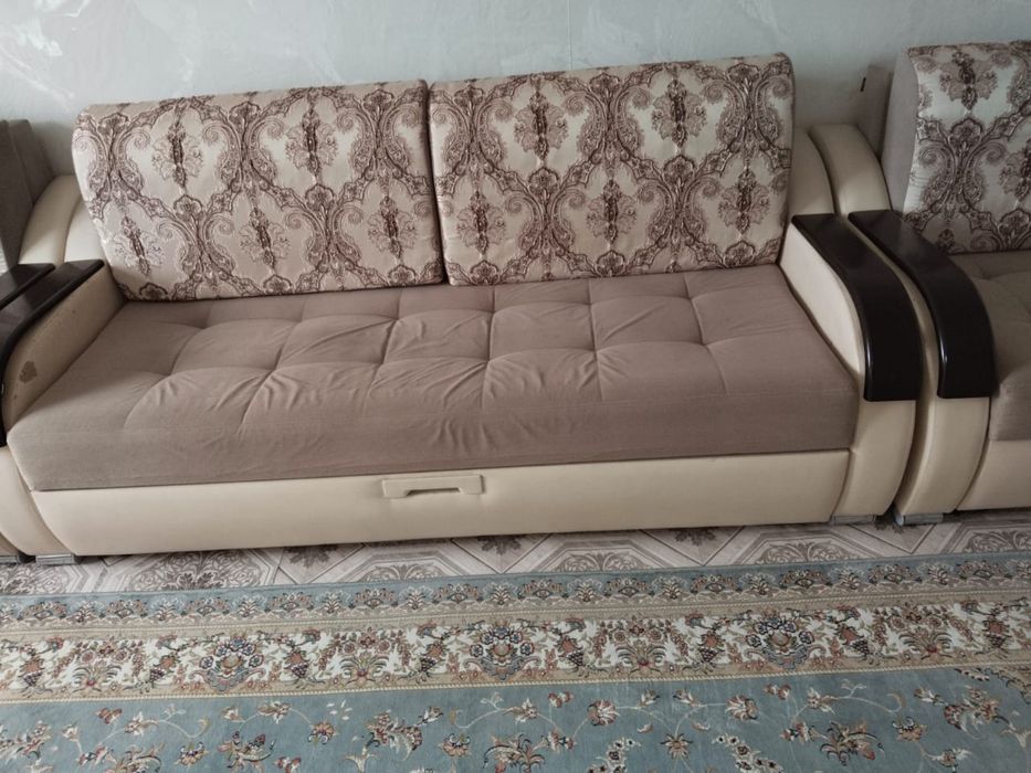 Российский диван для гостиной