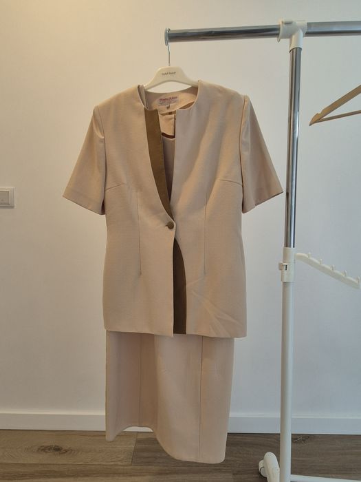 Costum Sarafan si Sacou mânecă scurta mărime M culoare bej cu pantofi