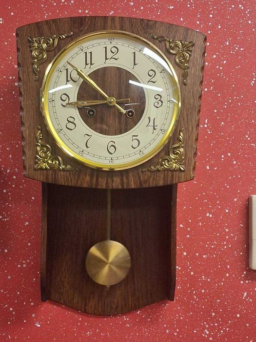 Механични стенни часовници в колекционерски вид