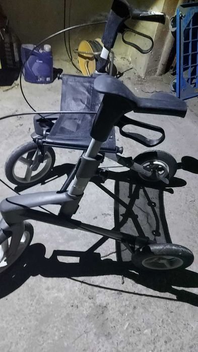 Mergător din aluminium pentru persoane cu dizabilități