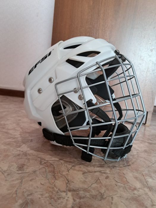 Продам шлем и коньки