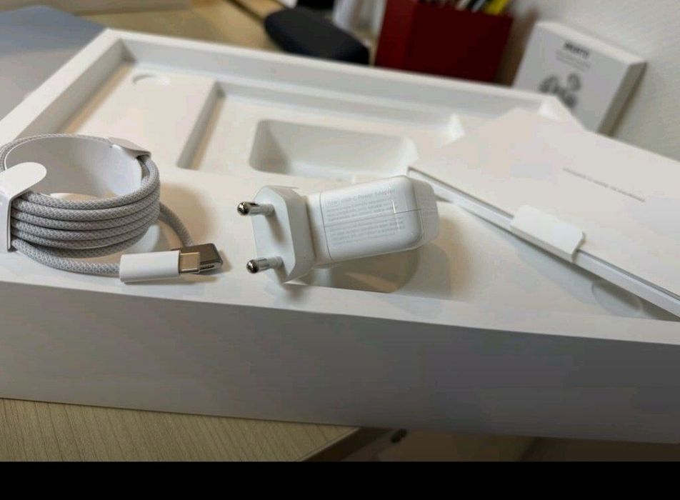 MacBook Pro M3 Pro 14 dyum silver (18GB/1TB) full box sotiladi