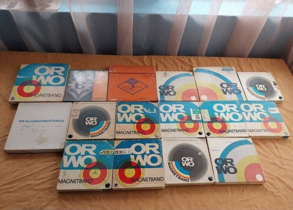 Benzi vechi de magnetofon.